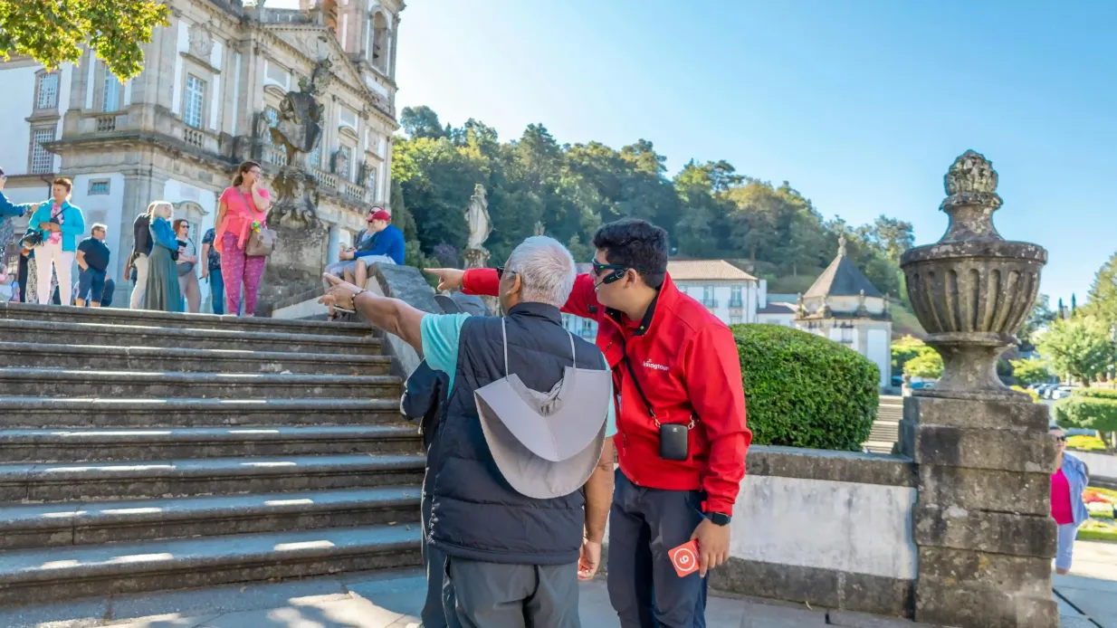Braga e Guimarães: Tour guidato per gruppi ristretti + trasferimento da Porto Fornito da Living Tours Viagens e Turismo LDA