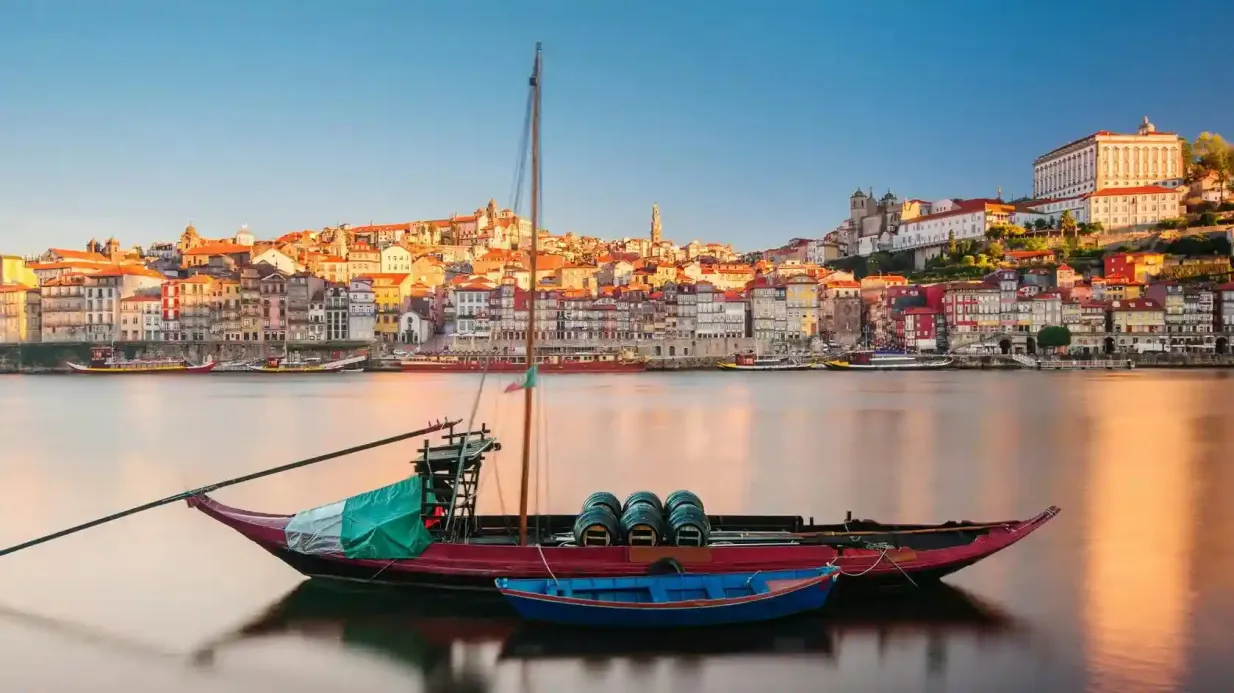 Porto: Passeio a pé guiado + Almoço + Degustação de vinhos + Passeio de barco