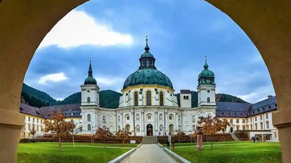 Castello di Neuschwanstein, Abbazia di Ettal e Oberammergau: Tour privato di un giorno da Monaco