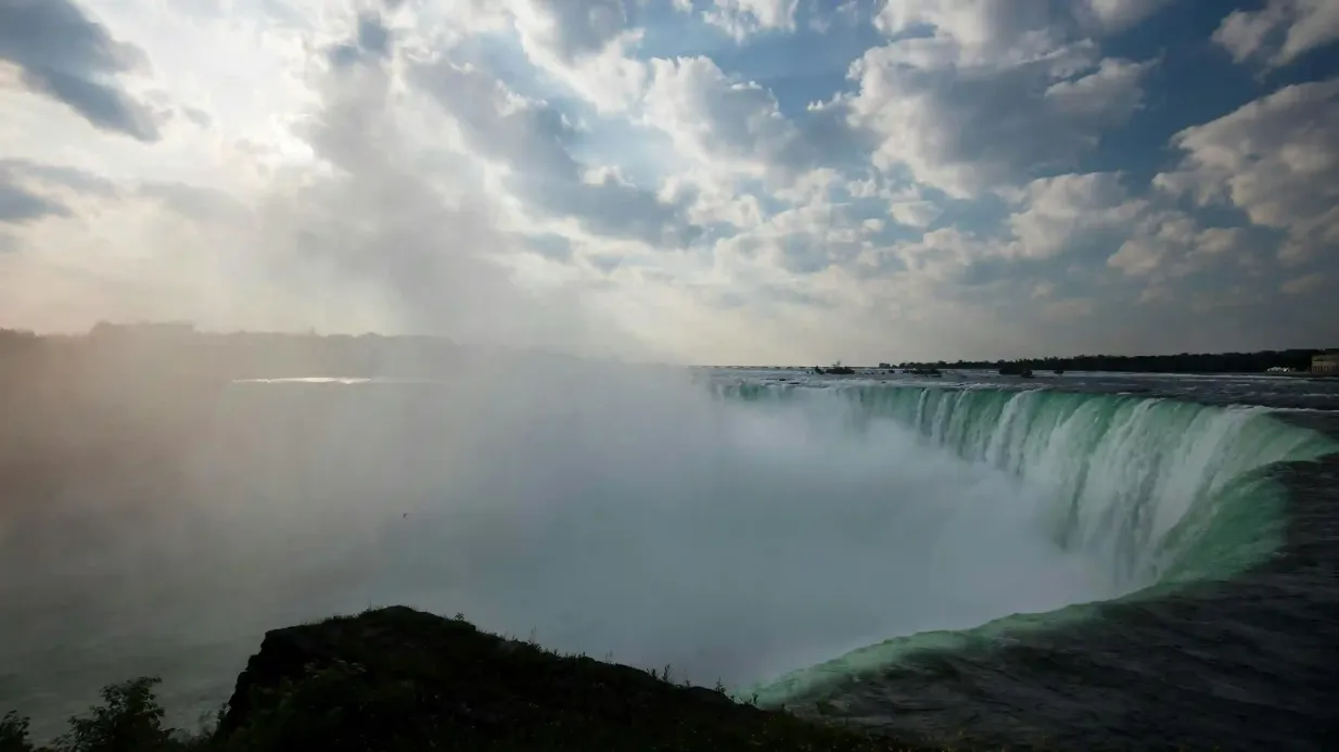 Cascate del Niagara: Tour guidato da New York + soggiorno di una notte + shopping negli outlet Fornito da Empire Vacations
