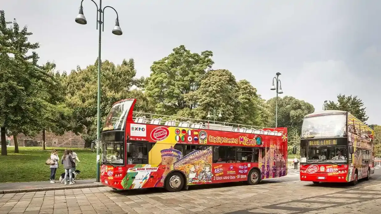 Mailand: Open-Top Bus Night Tour + Audio Guide