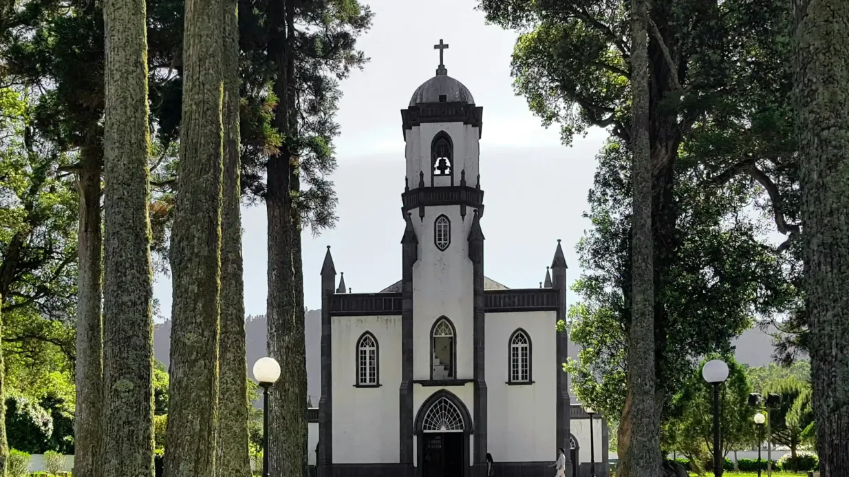 São Miguel Island: Full-Day Sete Cidades Guided Tour + Transfers Provided by Prime Azores Lda
