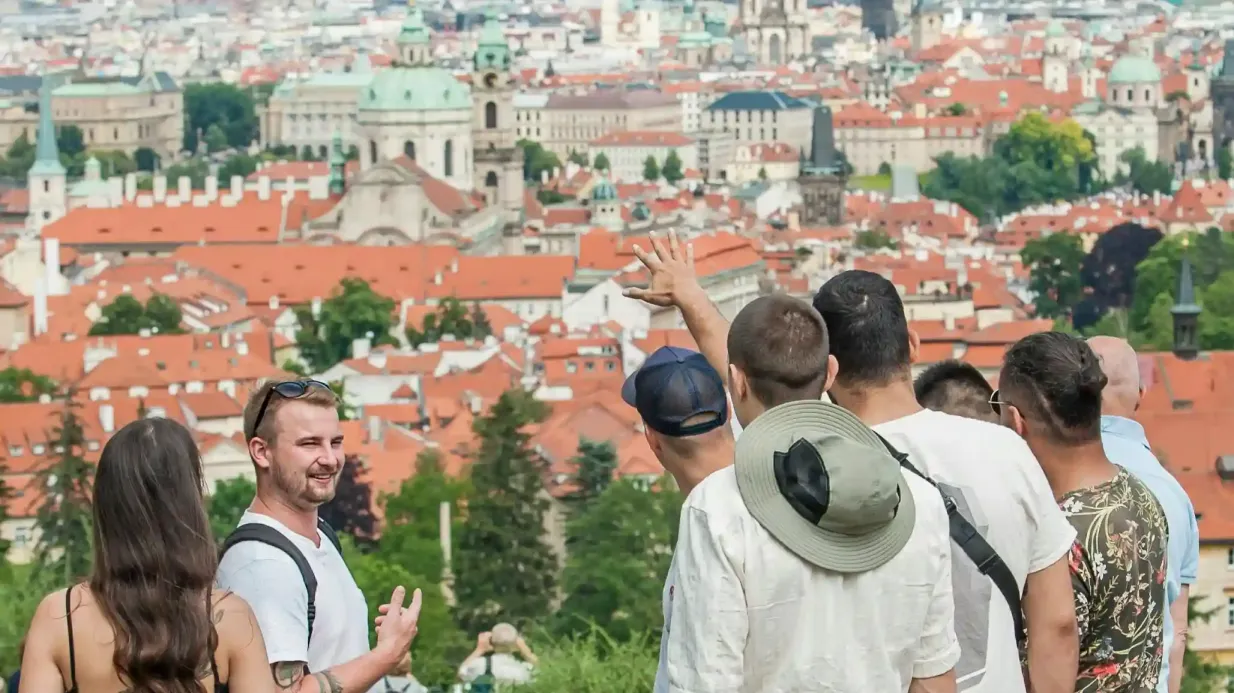 Praga: Tour guidato nei dintorni del castello con degustazione di cibo e birra Fornito da PragueWay Tours