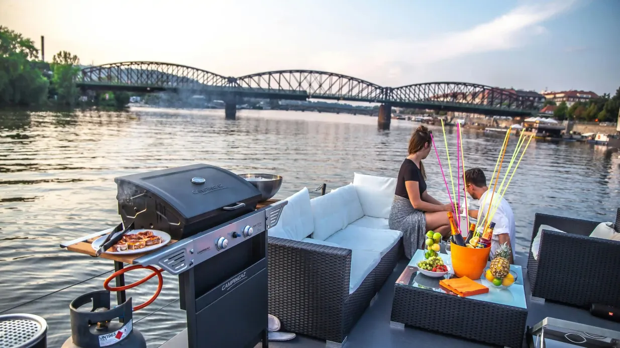 Prag: 3-stündige private Bootstour mit unbegrenztem Bier oder Prosecco