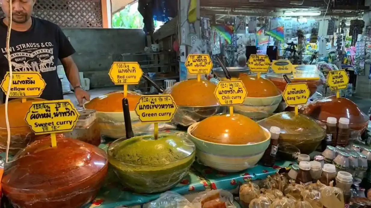 Koh Samui: Corso guidato di cucina thailandese con tour del mercato locale + trasferimenti Fornito da [Oh-Hoo] SiamScapeJourneys co.,ltd.