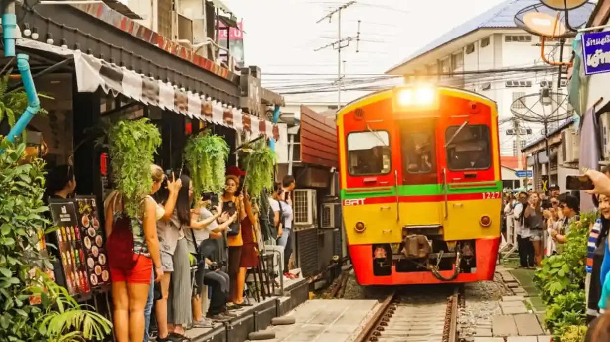 Marché ferroviaire de Maeklong, marché flottant de Damnoen et Grand Palais : Visite guidée d'une journée Fournie par TripGuru
