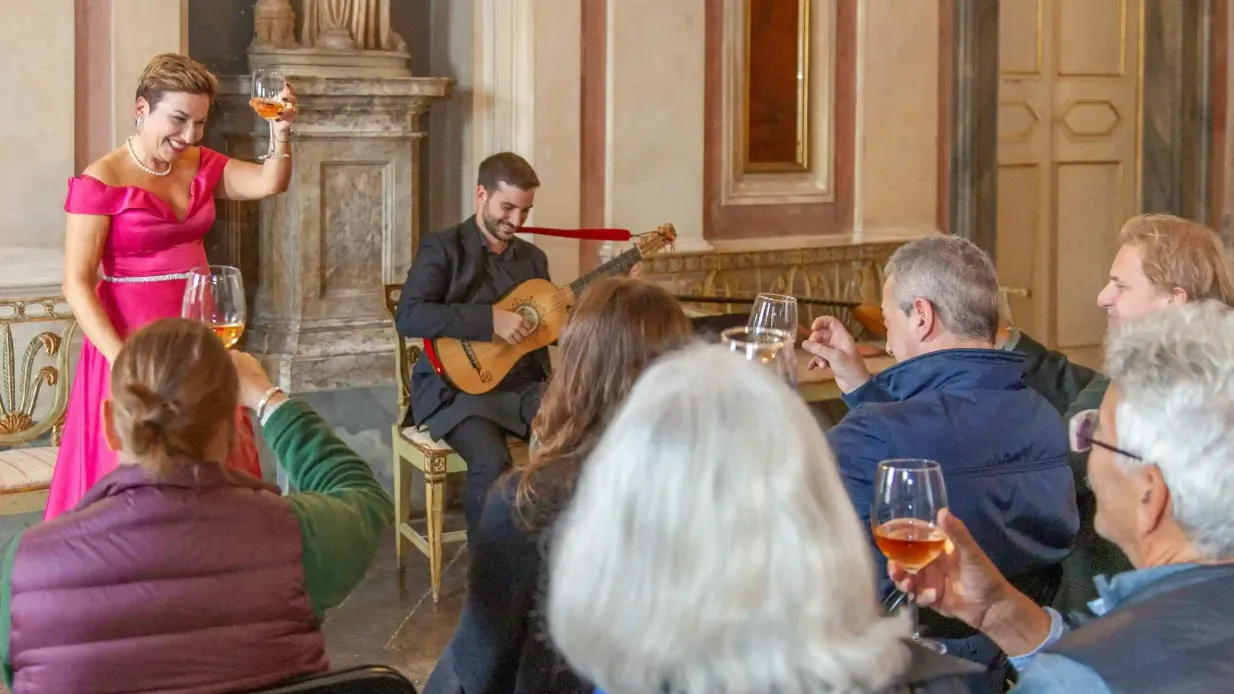 Palazzo Chigi Zondadari: Eintritt + Guided Tour + Opernkonzert