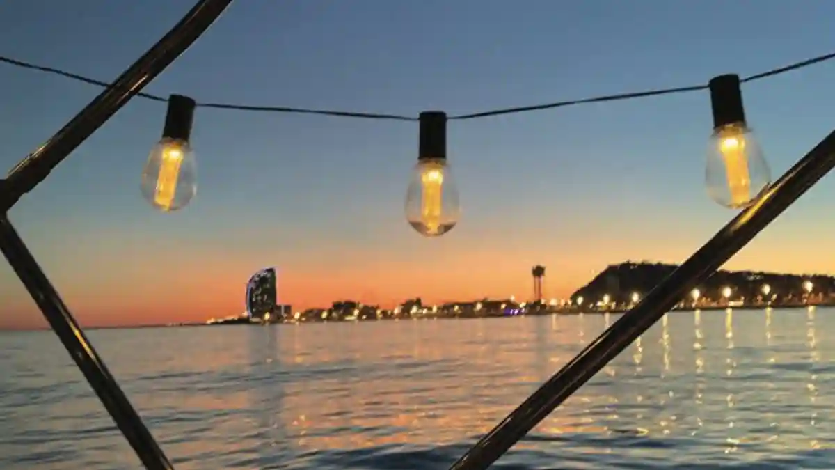 Barcelona: Passeio privativo de veleiro ao pôr do sol + bebida e lanche