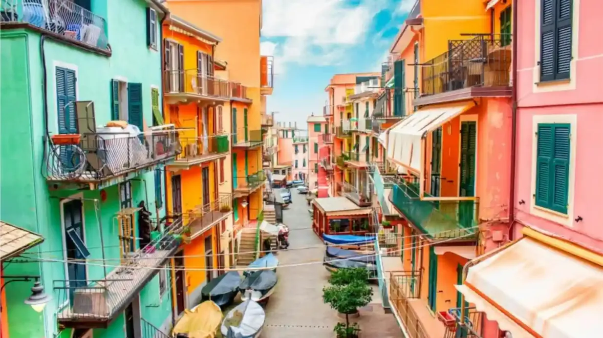 Cinque Terre Express: Train To/From La Spezia and Riomaggiore Provided by Distribusion Technologies GmbH (EUR)