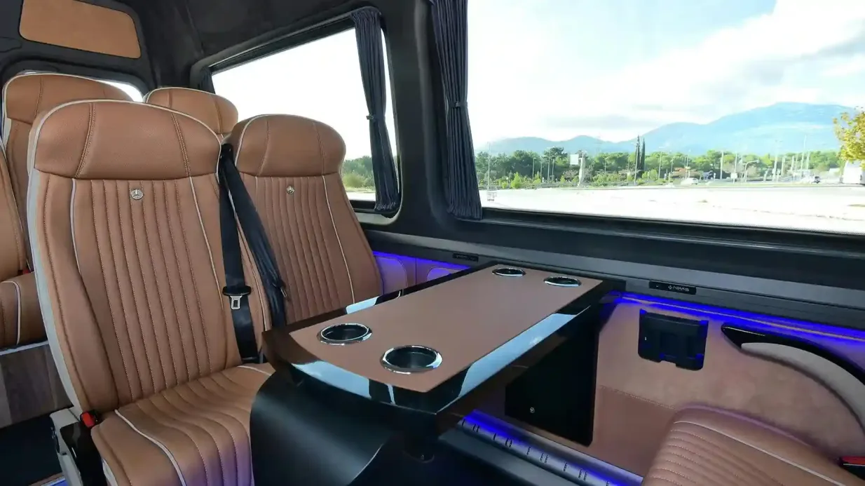 Athen: Privater Minibustransfer zwischen Flughafen und Bootstour in Piräus