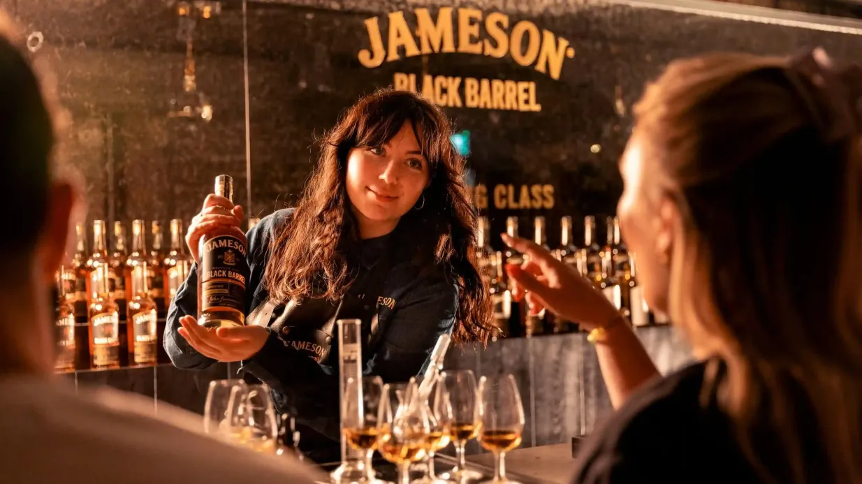 Destilaria Jameson: Aula de mistura de uísque de barril preto Organizado por Irish Distillers International Limited
