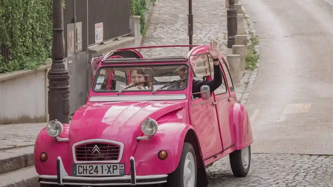 Paris: excursão particular de meio dia em um Citroën 2CV rosa Organizado por P2M Tour