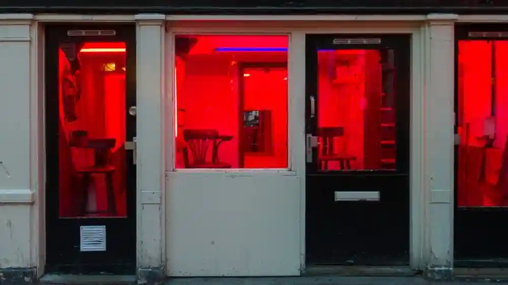 Visita al Barrio Rojo en español Operado por Camaleon Tours