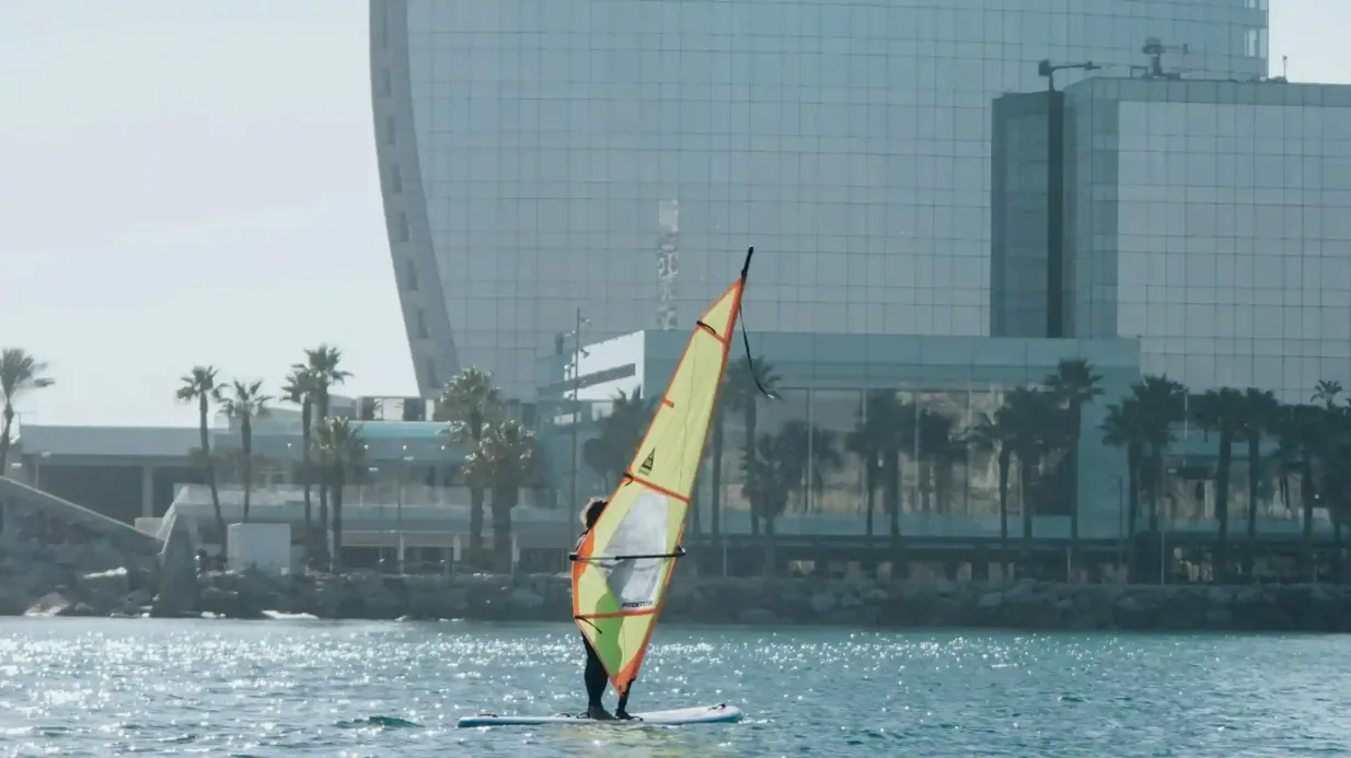 Barcelona: Aula guiada de windsurfe