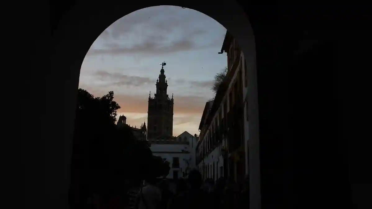 Sevilla: Abendliche historische Tour mit Guide