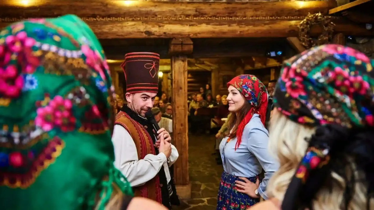 Krakow: Private Polish Folk Show & Dinner Provided by XPERIENCE Spółka z ograniczoną odpowiedzialnością