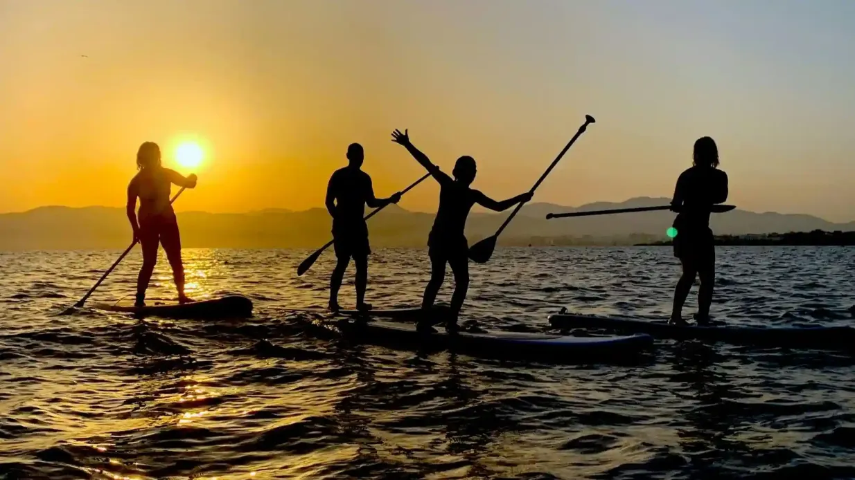 Mallorca: Kajak- oder Stand-Up-Paddleboard Tour bei Sonnenuntergang Bereitgestellt von Bona Ona Surf School SL