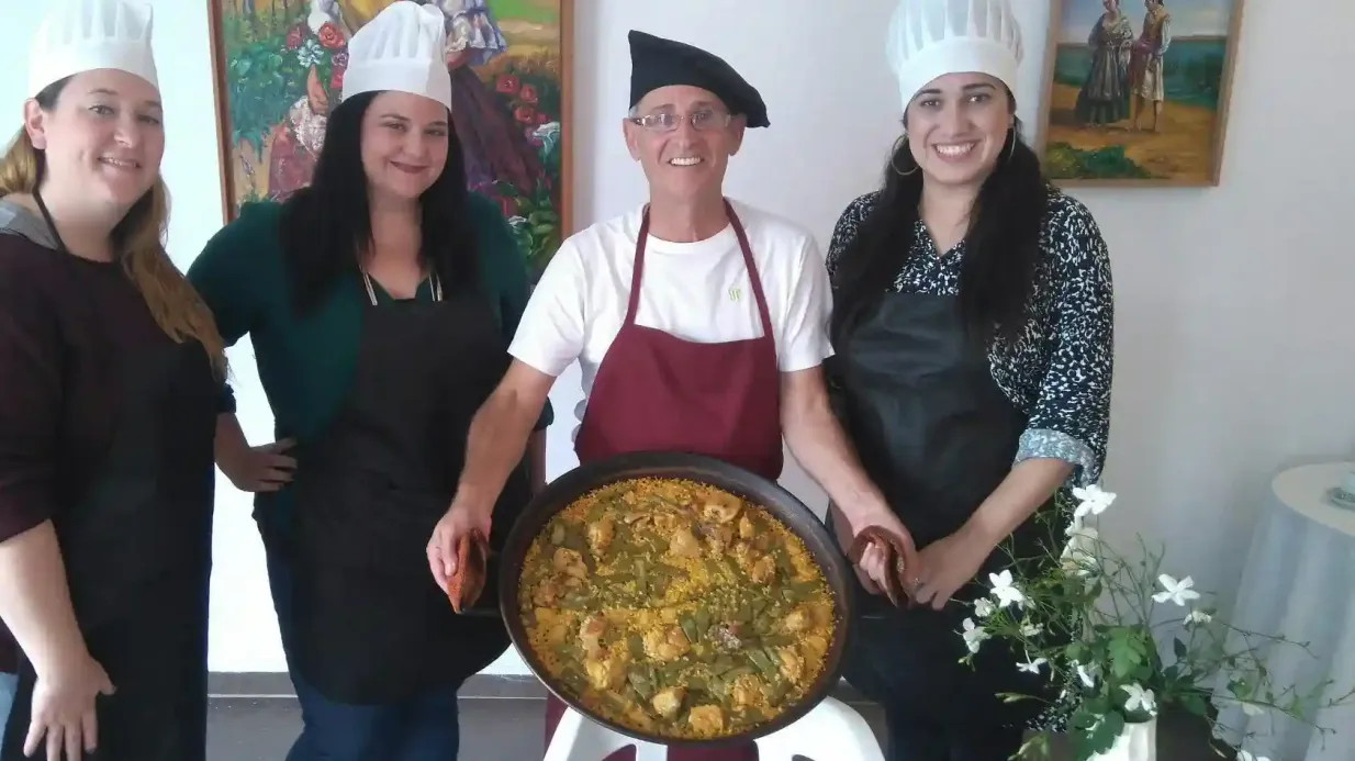 Valencia: Guided Paella Cooking Class + Drinks