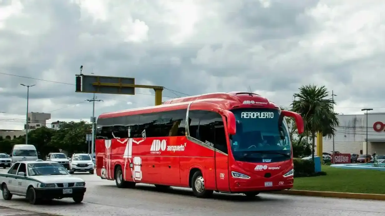 Cancún: Traslado en autobús desde/hasta el aeropuerto y el centro de Cancún Operado por Distribusion Technologies GmbH (EUR)