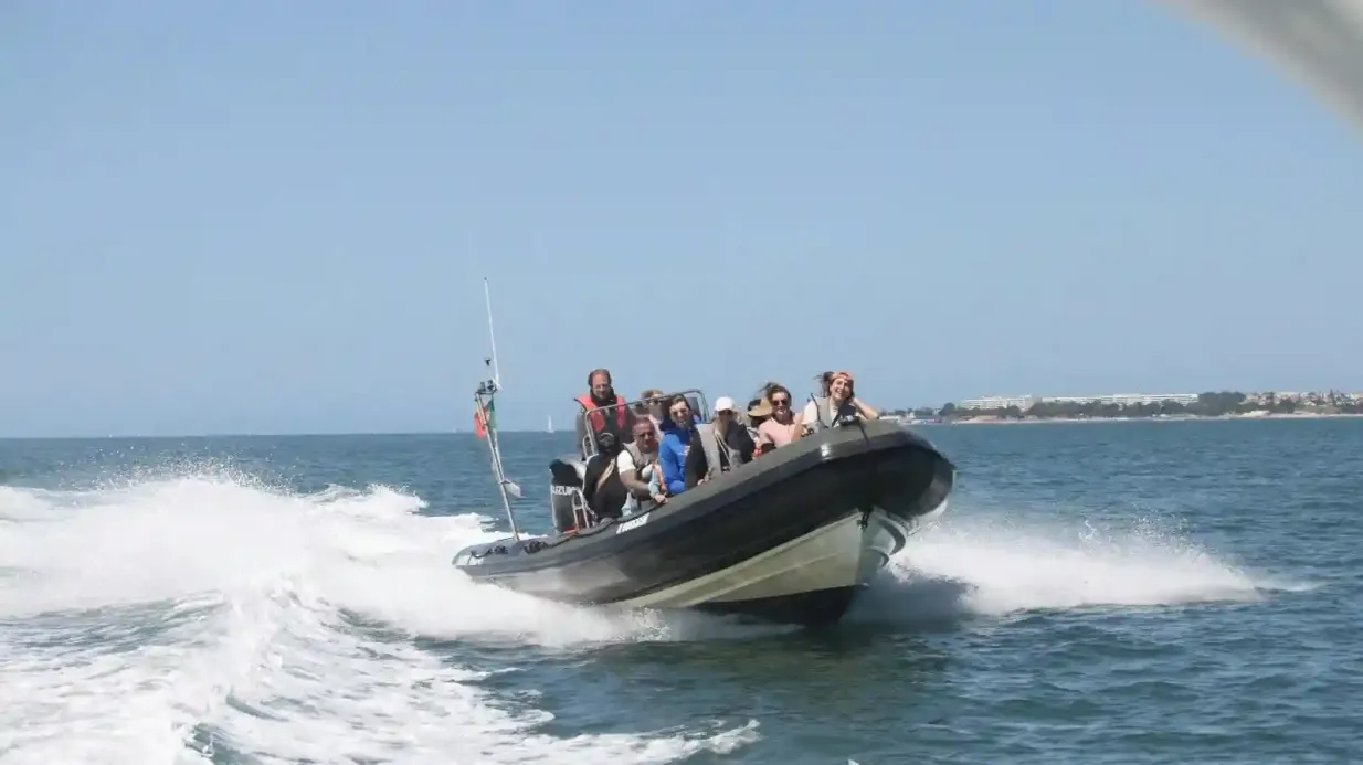 Lisbonne : Excursion en bateau rapide au coucher du soleil