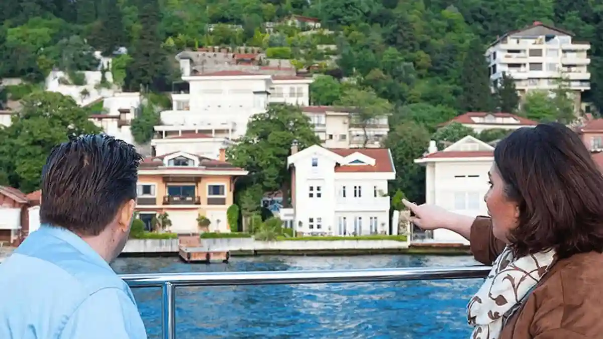 Istanbul: Blue Mosque Guided Tour + Bosphorus Cruise with Audio Guide Provided by Cosmic Tickets Audios Turizm ve Tic. Ltd Sti.