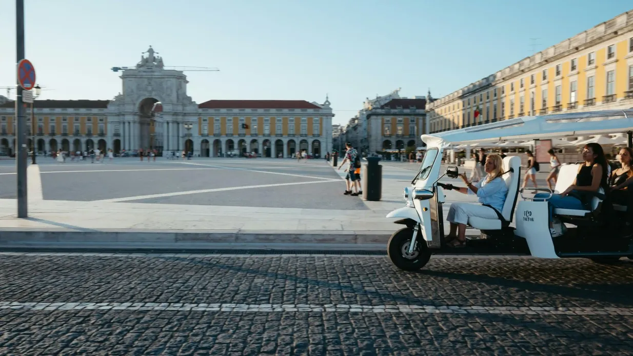 Lisboa: Passeio de Tuk Tuk ecológico de 4 horas Organizado por Sardinha do Bairro Unipessoal