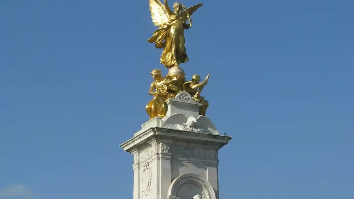 Buckingham Palace: Royal History Semi Private Guided Tour + Entry Ticket Provided by Babylon Tours