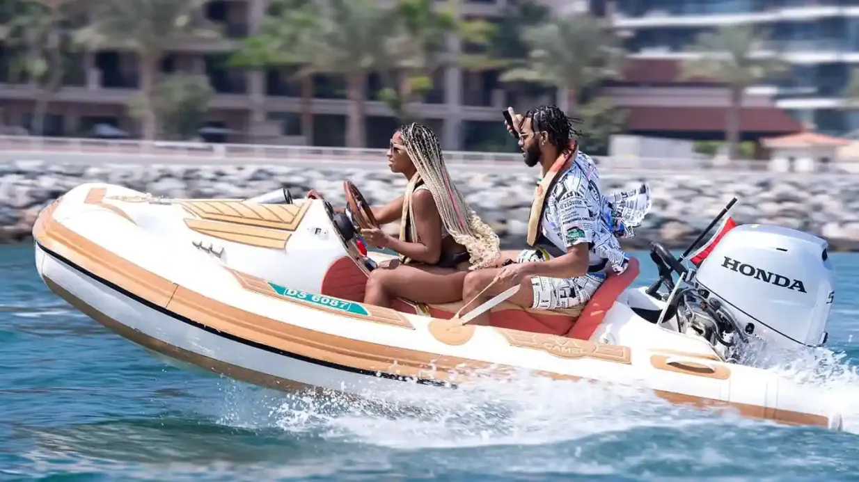 Tour in motoscafo self-drive con il cammello marino