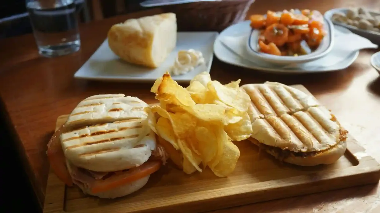 Siviglia: Tour gastronomico guidato per piccoli gruppi Fornito da Walks Agency Limited (EUR)