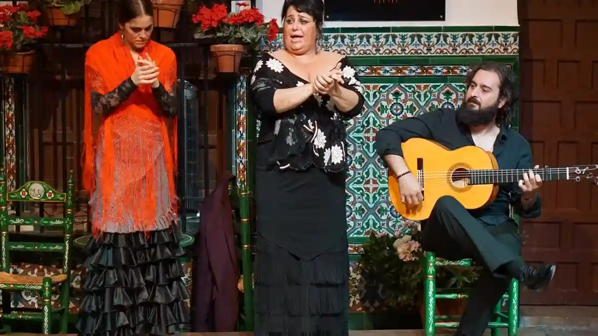 Siviglia: Tour gastronomico guidato + spettacolo di flamenco Fornito da Walks Agency Limited (EUR)
