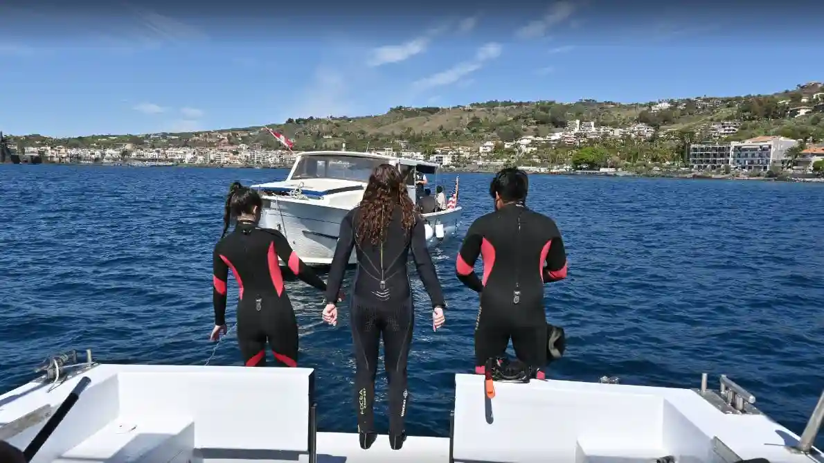 Ciclopi Islands & La Timpa di Acireale: Boat Tour & Scuba Diving Experience Provided by Etna & Sea Excursions di Laura Marinelli