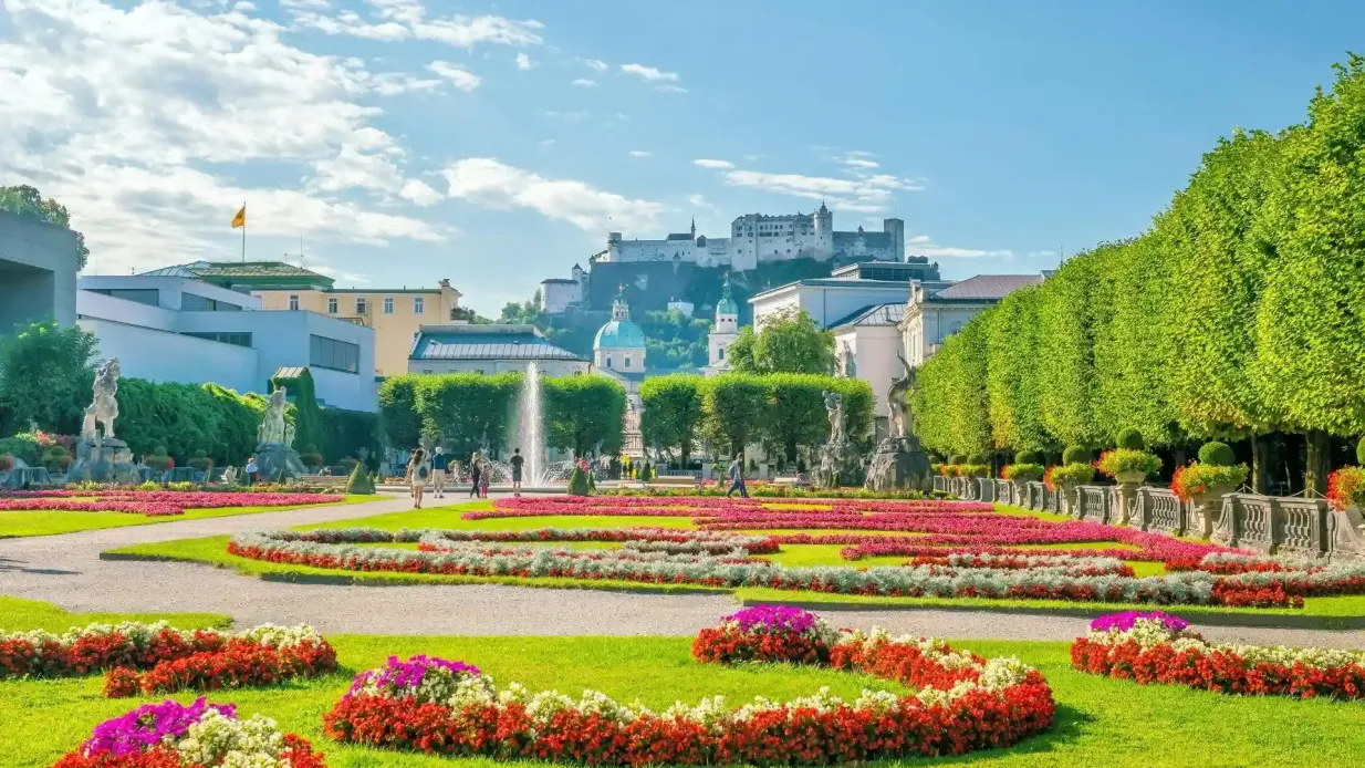 Salzburgo: Casco Antiguo, Mozart y Jardines de Mirabell a pie Operado por Roso Group LLC