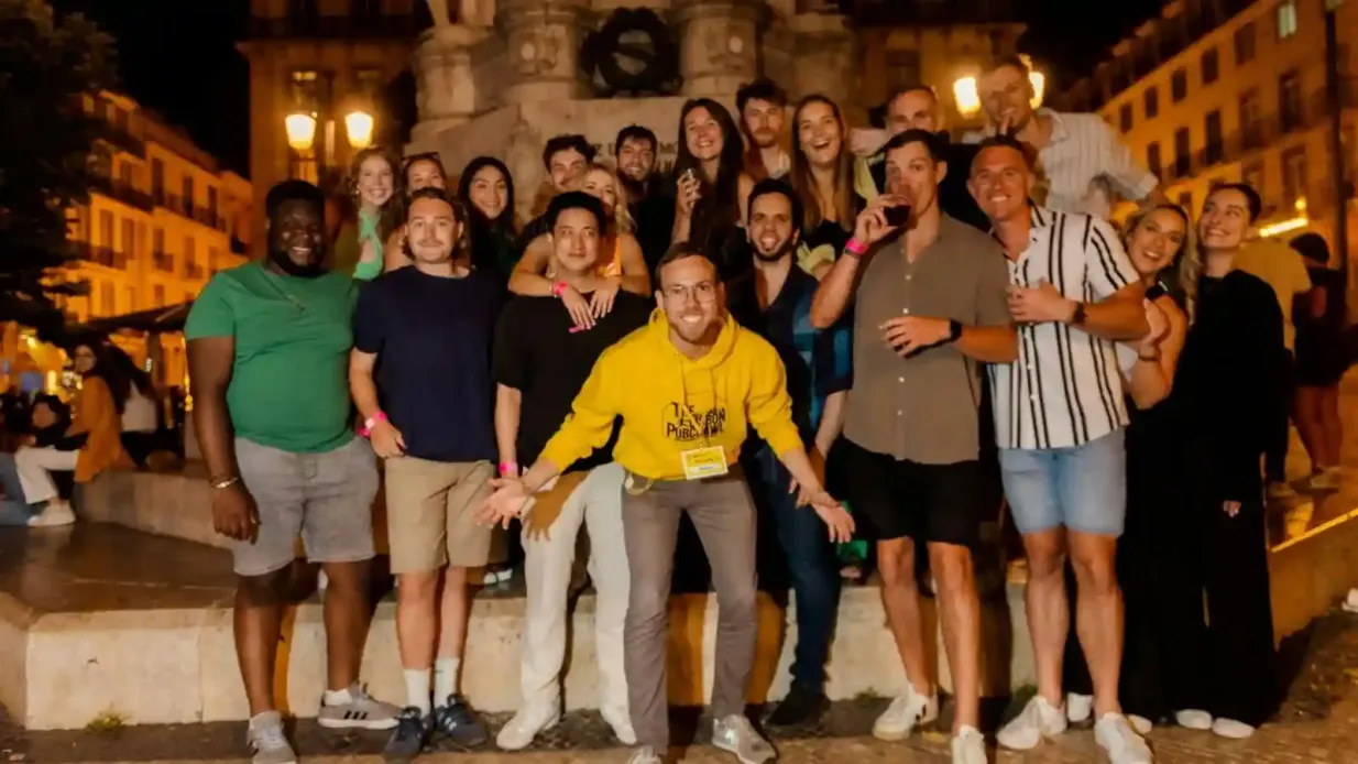 Lisboa: Pub Crawl guiado + 8 bebidas + entrada no clube VIP Organizado por SEMANA OUSADA LDA