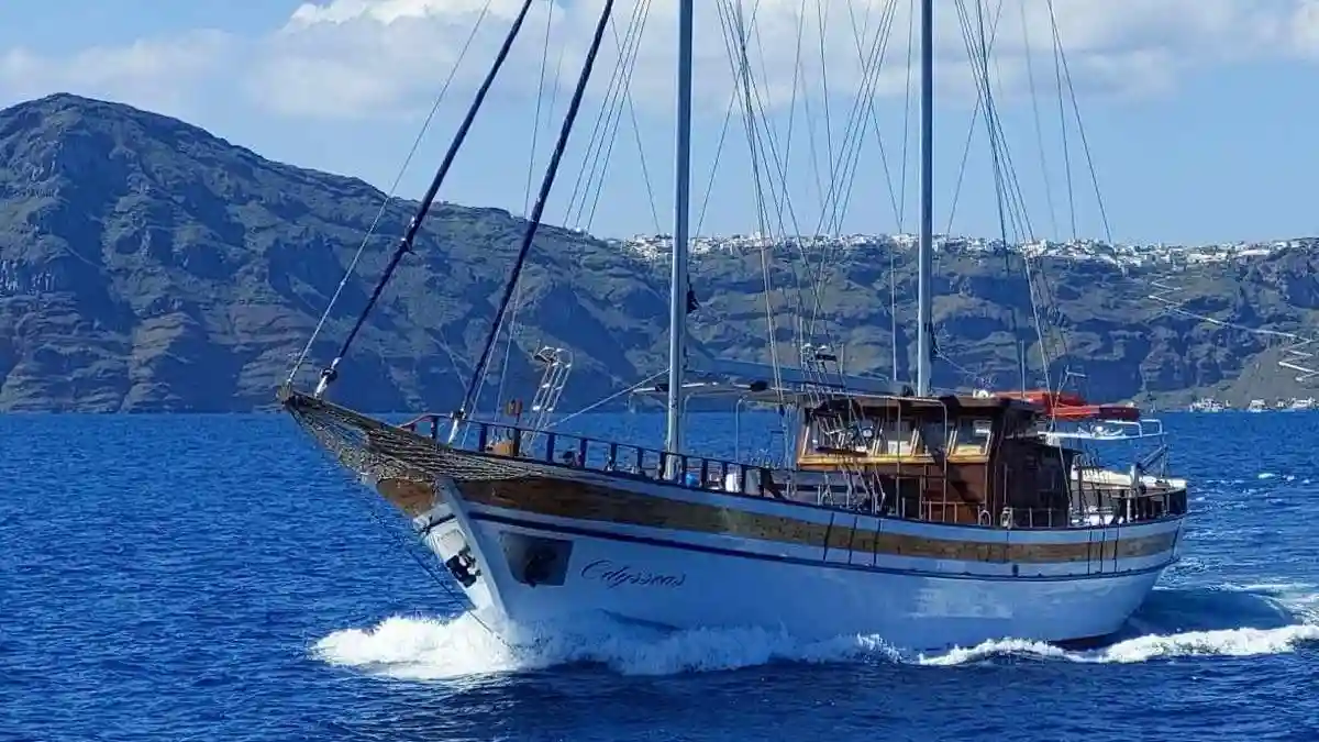 Santorini: 3 Islands Cruise Provided by ΑΦΟΙ ΔΑΚΟΥΤΡΟΥ ΚΞ ΕΚΜΕΤΑΛΕΥΣΗΣ ΕΠΙΒΑΤΙΚΩΝ ΤΟΥΡΙΣΤΙΚΩΝ ΣΚΑΦΩΝ