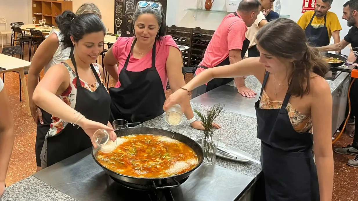Valencia: Corso di cucina di paella, tapas, sangria e visita del mercato di Ruzafa Fornito da My First Paella SL