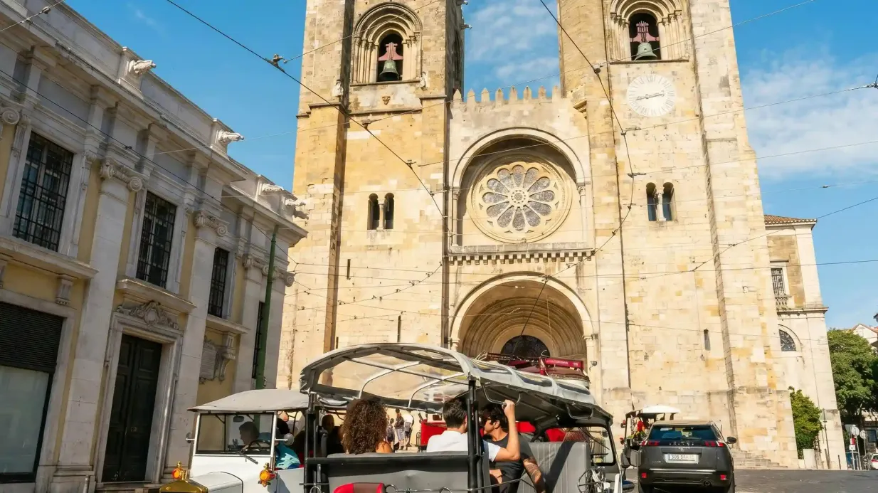 Passeio particular de Tuk Tuk de meio dia em Lisboa Organizado por Boost Urban Thrills SA