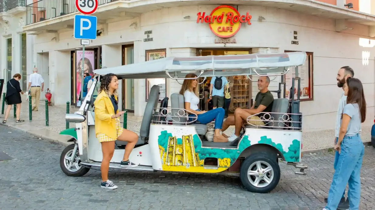 1,5 heure de visite privée en tuk tuk de la vieille ville et du centre-ville de Lisbonne Fournie par Boost Urban Thrills SA