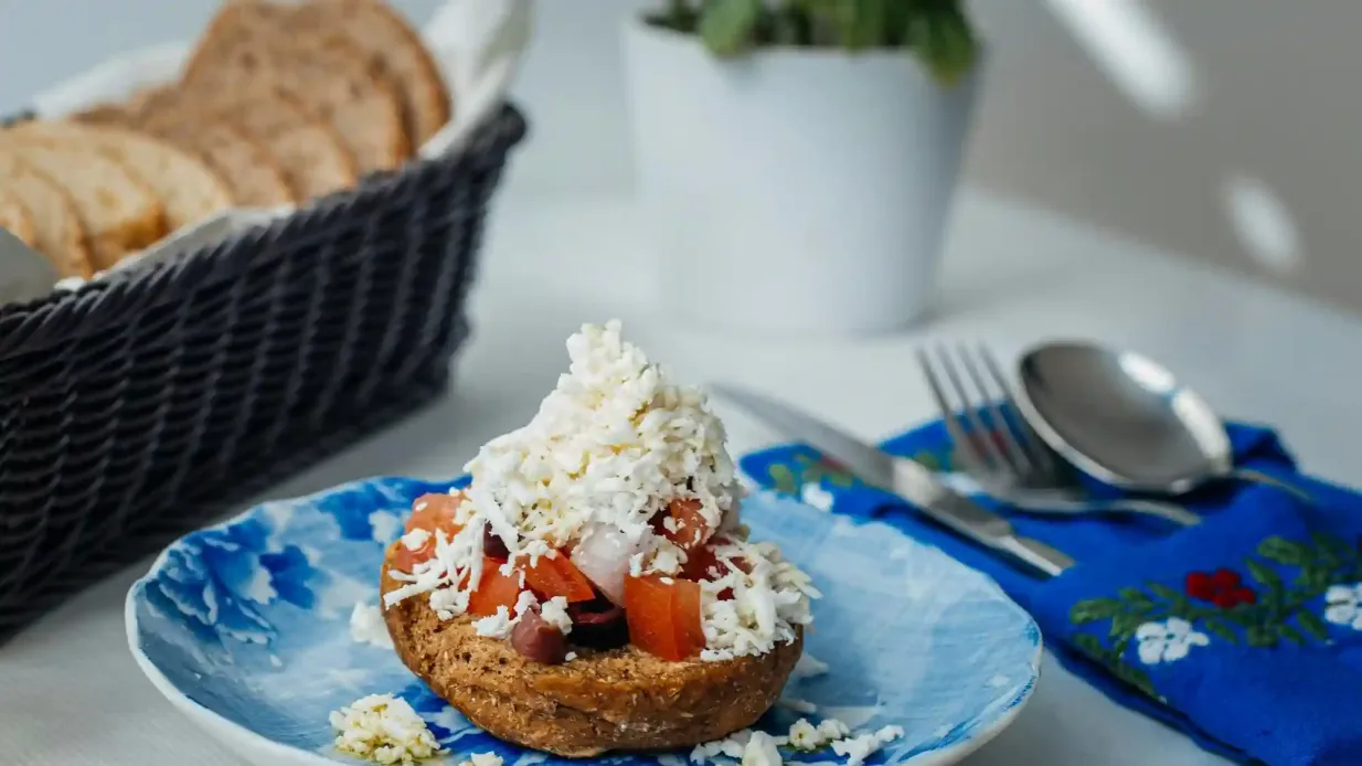 Athen: Geführtes griechisches Abendessen + Theater & Live-Musik