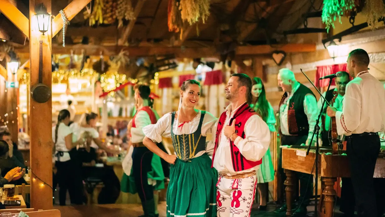 Prag: Traditionelles Abendessen mit Volksshow + Privattransfer