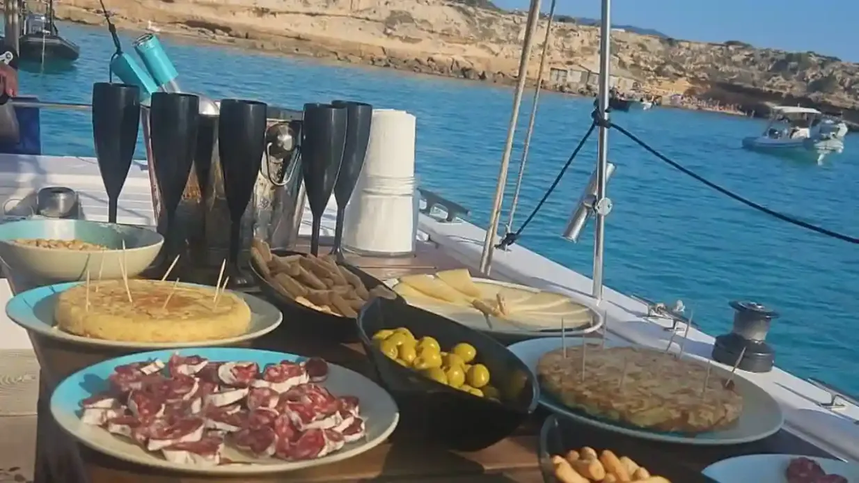 Ibiza: Boat Trip with Banana Boat, Food & Premium Open Bar Provided by JMB FUSION SL