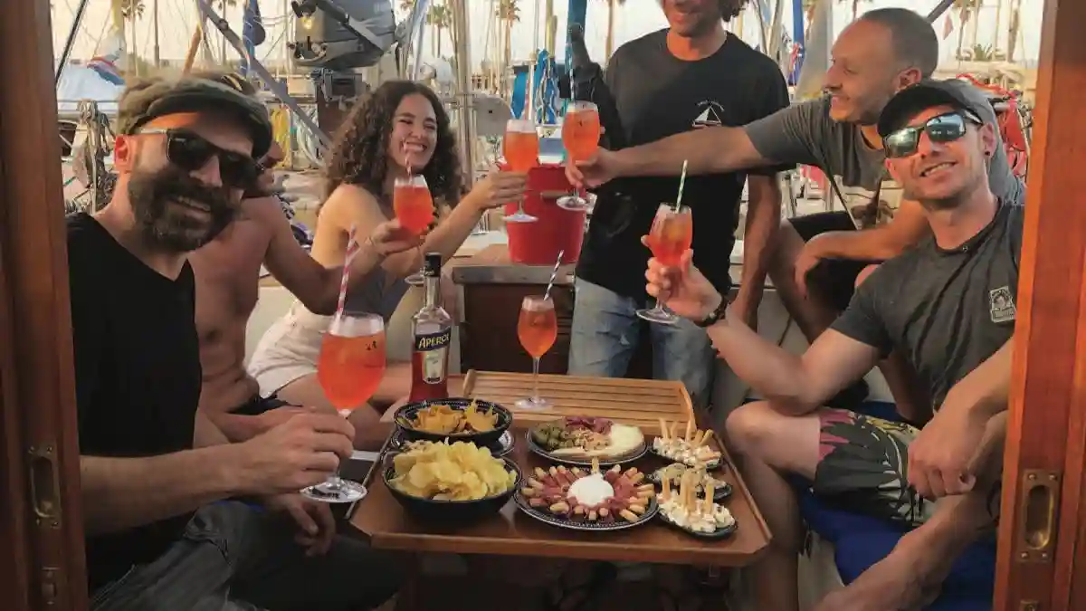 Barcellona: Gita privata in barca a vela al tramonto di 2 ore con bevande e snack