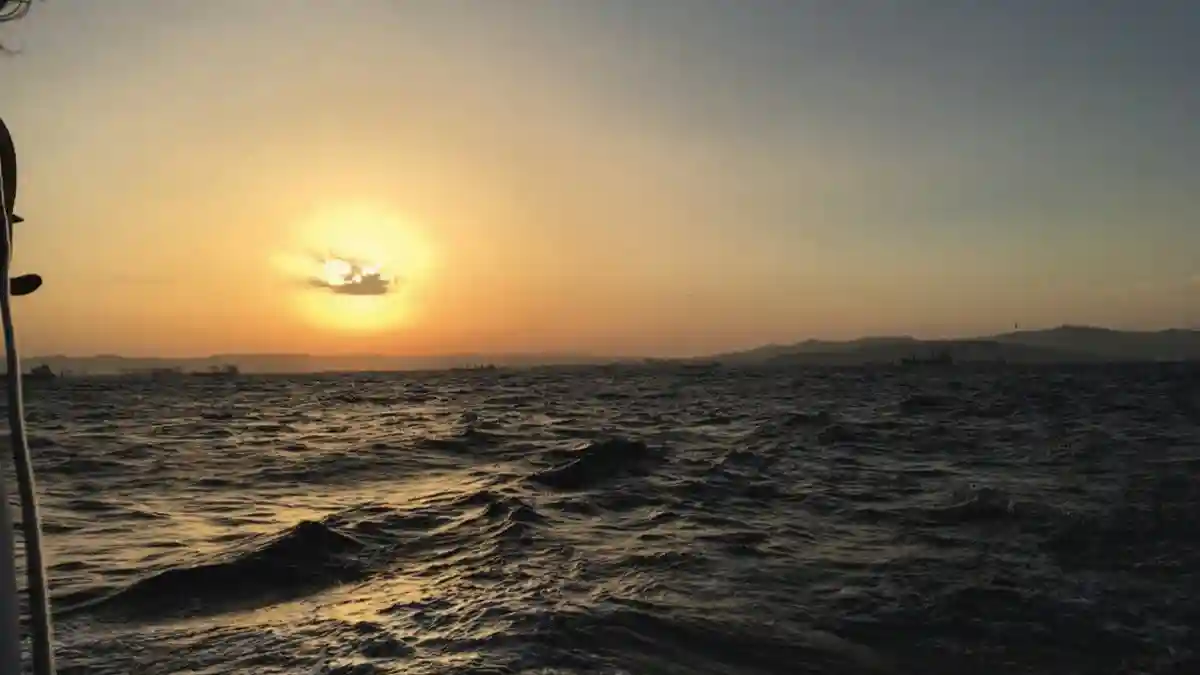 Barcelona: 2-Stunden-Sonnenuntergangs-Segelausflug mit Getränken und Snacks Bereitgestellt von SC Petit Charter SL