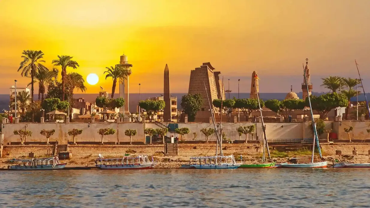 Luxor: Guided Day Tour to East and West Bank + Roundtrip Transfer