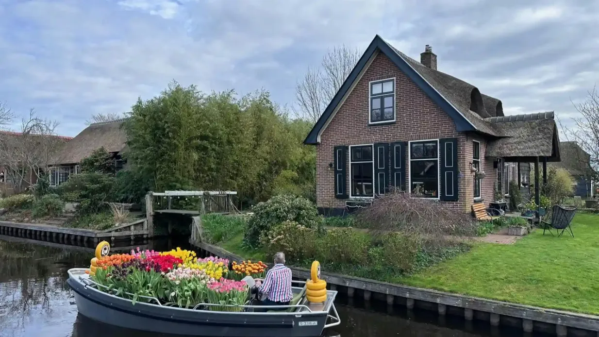 Giethoorn & Windmill: Guided Day Tour from Amsterdam Provided by Tulip Tours Holland