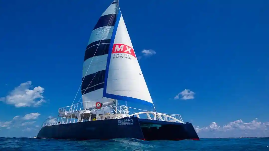 Isla Mujeres: Catamarano con snorkeling, cibo e bevande