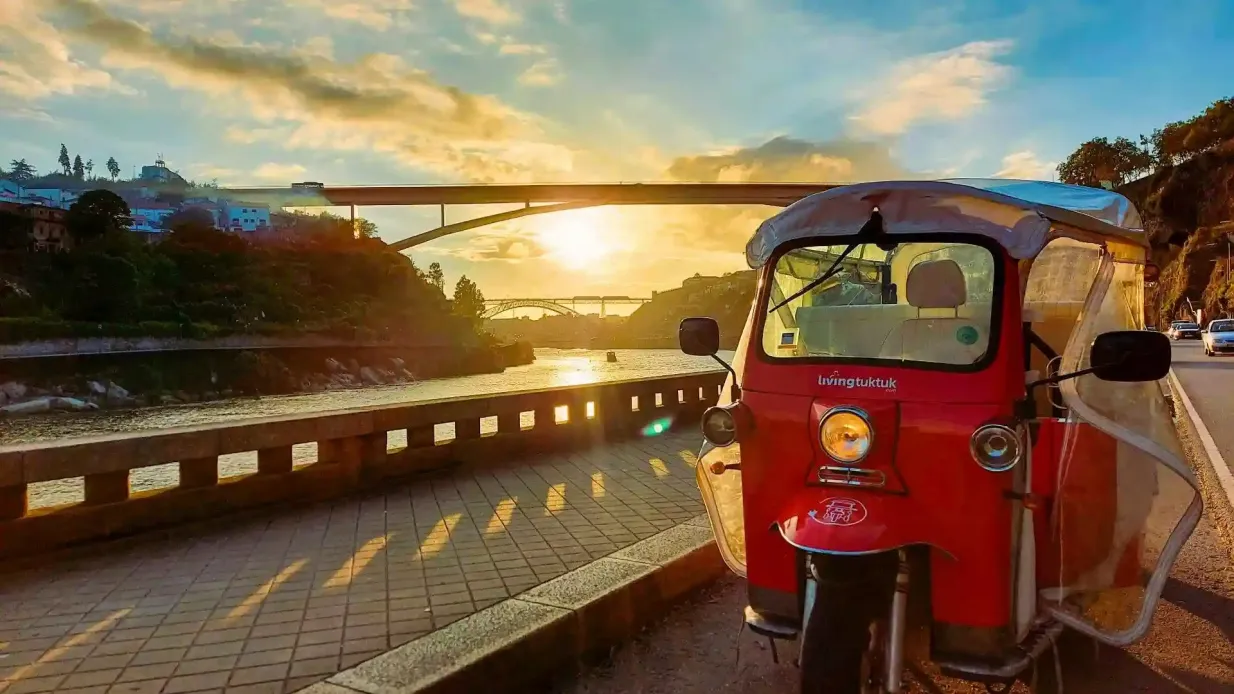 Porto : Visite guidée de la ville en tuk tuk + visite de la cave à vin de Porto avec dégustations