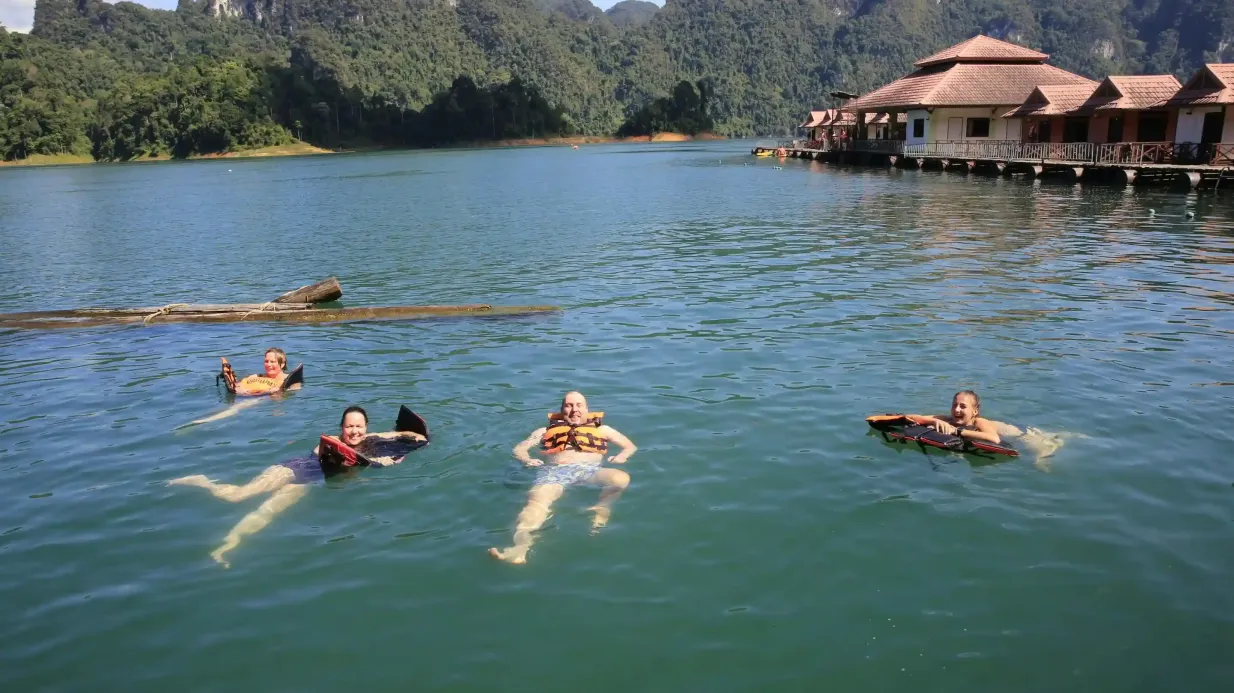 Lago Cheow Larn: Tour guidato da Khaolak + giro in zattera di bambù + pranzo Fornito da Love Khaolak Holiday Limited Partnership