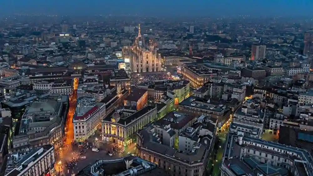 Milan: Small-Group Night Walking Tour Provided by IHE TOUR OPERATOR S.R.L.
