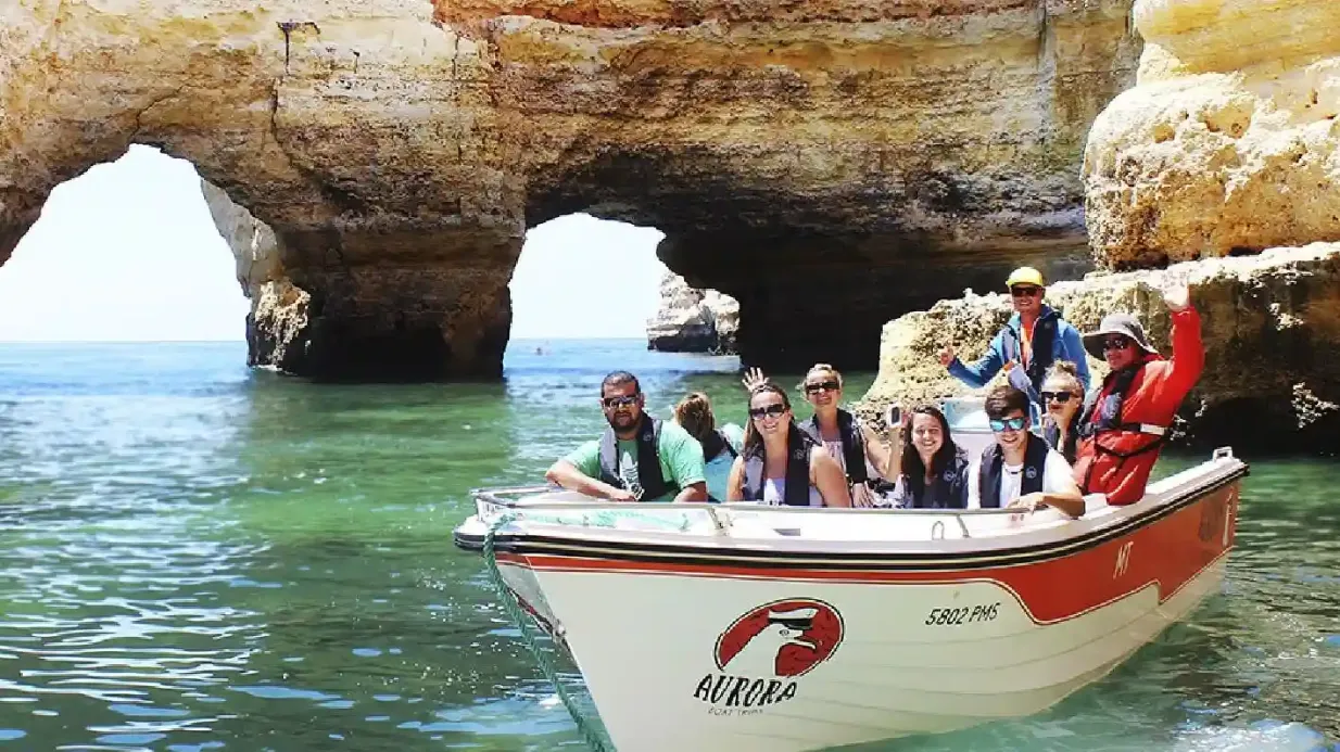Grutas de Benagil: Passeio de barco guiado a partir de Armação de Pera Organizado por Aurora Boat Trips