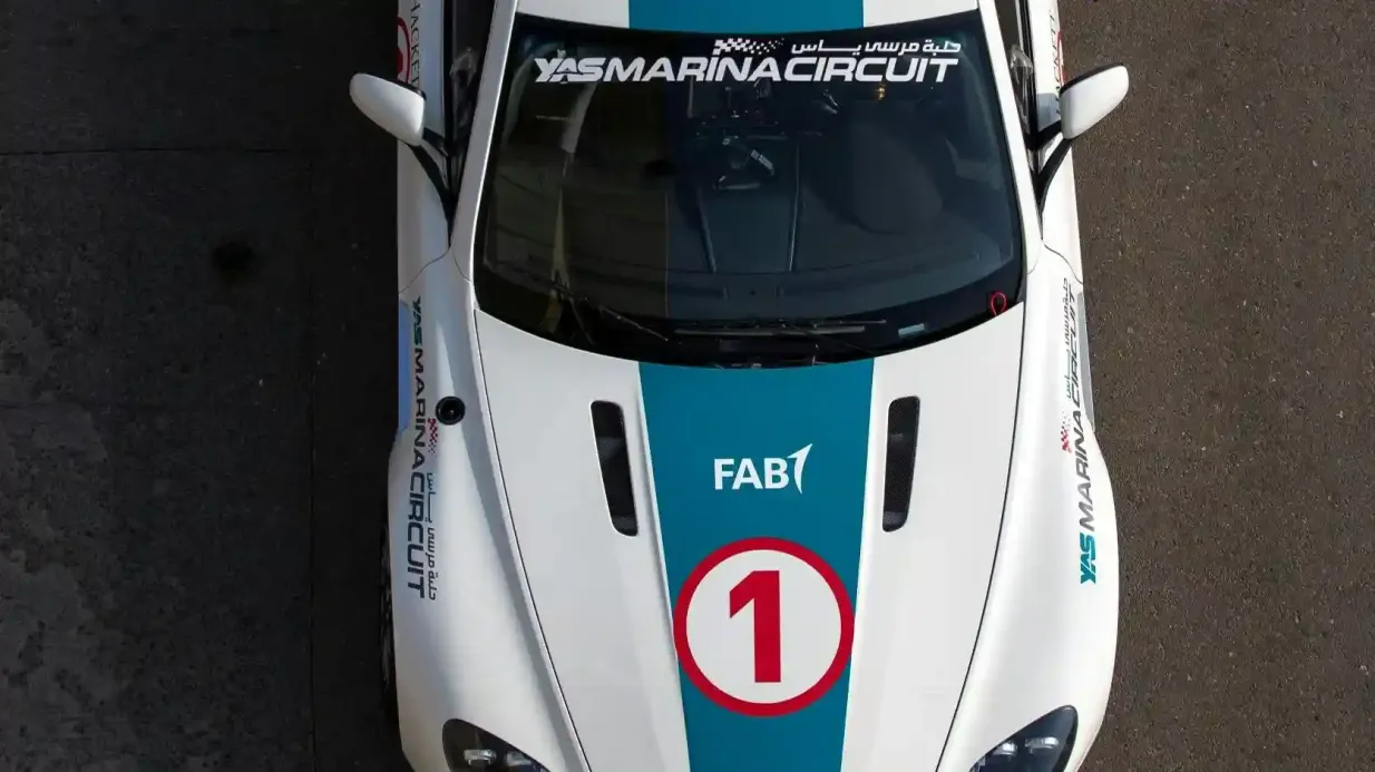 Circuito di Yas Marina: Esperienza di guida o passeggero con Aston Martin GT4 Fornito da Yas Marina Circuit